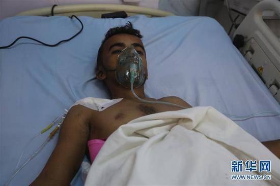 6月18日，在也门港口城市荷台达，一名在战事中受伤的平民在医院接受治疗。新华社发 伊玛德 摄