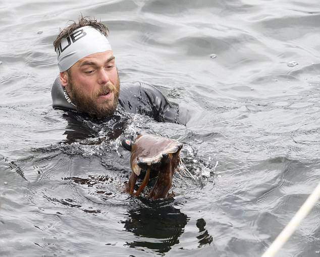 男子74天不上岸 打破长距离游泳世界纪录