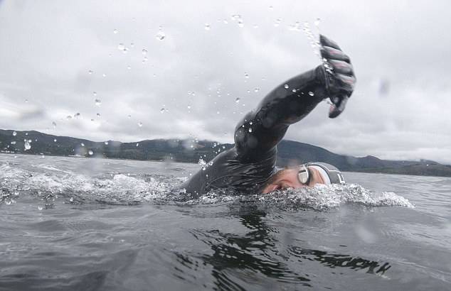 男子74天不上岸 打破长距离游泳世界纪录
