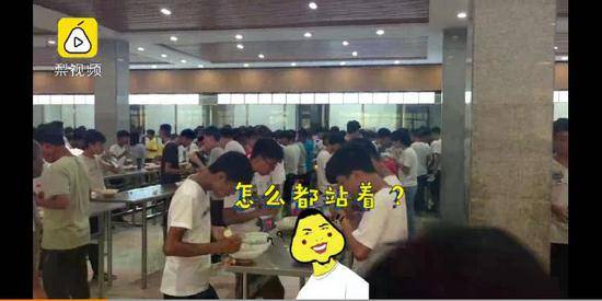 河南睢县一高中食堂学生站着吃饭