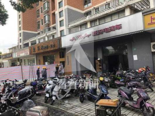 上海电动车行起火：店铺门口堆放着几十辆非机动车