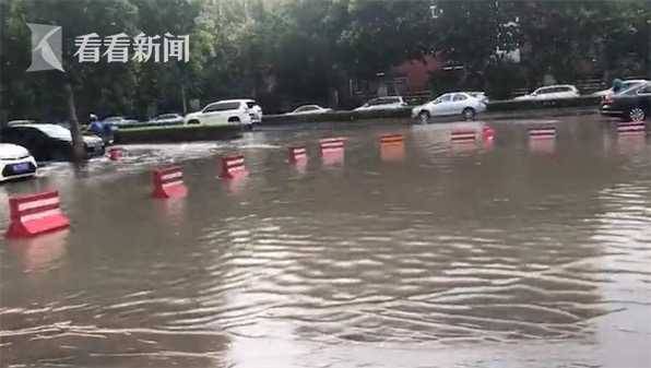 俩大爷暴雨中下棋