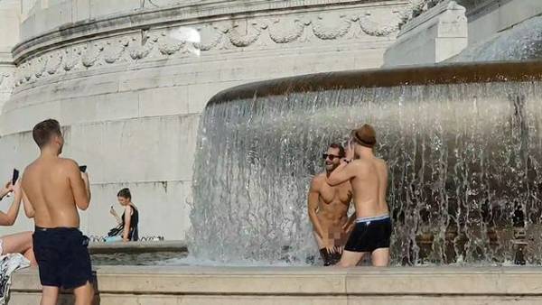 英国游客意大利国家祭坛附近的喷泉里脱衣弄姿