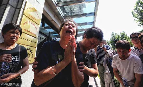 2018年8月23日，上海，被害人母亲在离开审判庭后情绪激动，被亲属搀扶出法院门口。图片来自视觉中国