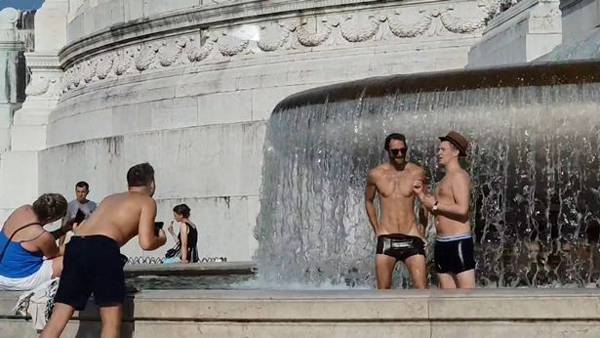 英国游客意大利国家祭坛附近的喷泉里脱衣弄姿