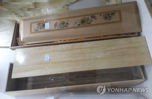韩国47岁女子封建迷信求转运棺材内睡觉 疑因天太热被闷死