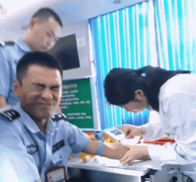 反差萌！警察献血疼成表情包 网友:高冷形象全无