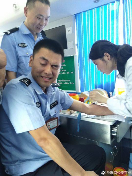 警察献血疼成表情包 网友：隔着屏幕都感觉疼