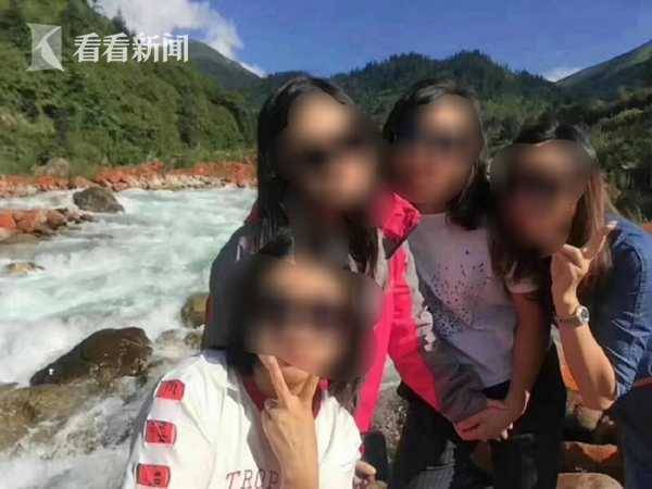 4女孩自驾失控坠江