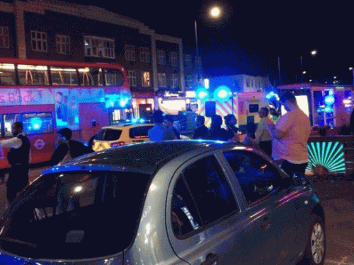 伦敦发生枪击案 事发地铁站附近道路已封闭