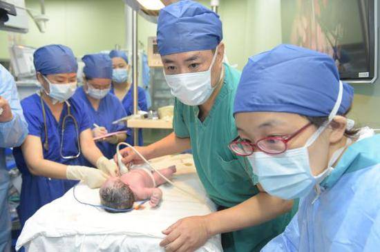 在妈妈子宫内接受心脏手术的宝宝出生了