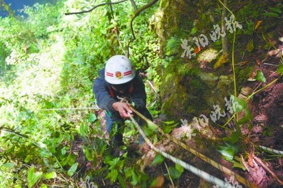 三男子野外探险被困百米深坑 消防员花2小时救出