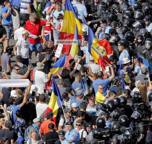 罗马尼亚万人游行和防暴警察冲突致400人受伤