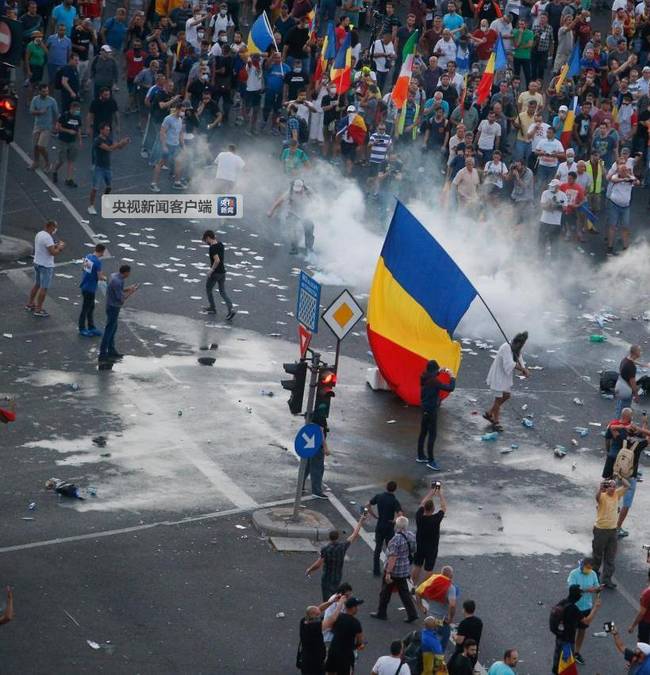 罗马尼亚万人游行和防暴警察冲突致400人受伤