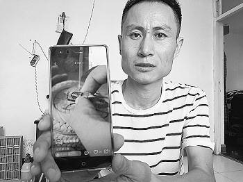 孟光宝展示其在直播平台上拍摄蛐蛐的短视频