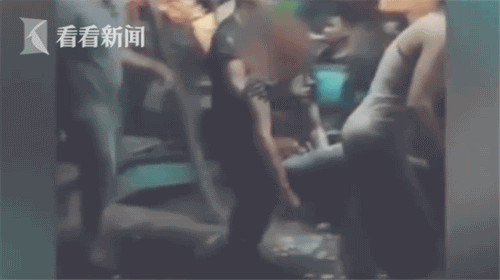 女子坐摩天轮睡着长发被卷
