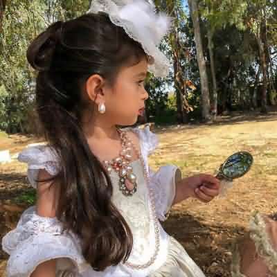 以色列五岁女孩因傲人秀发走红网络 其母却遭指责