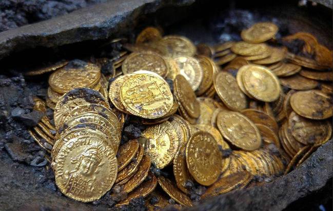 当地时间2018年9月5日，意大利科摩，一个装满古罗马金币的土罐在Cressoni剧院建筑群中被发现。