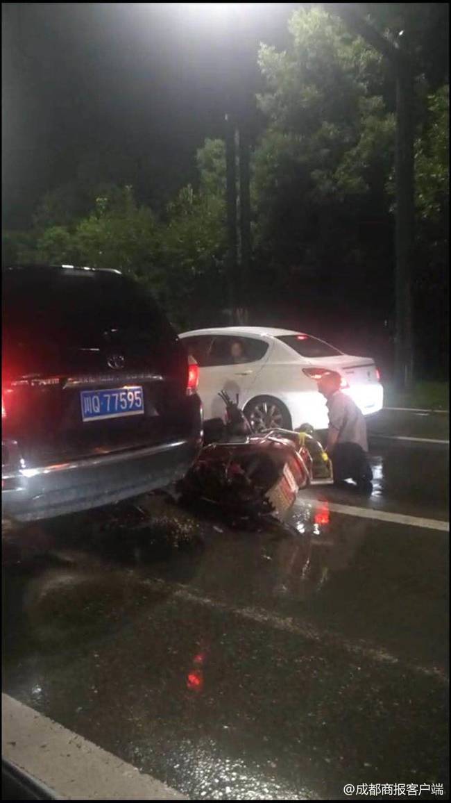 农民大叔追尾后被逼下跪道歉?目击者还原事发经过
