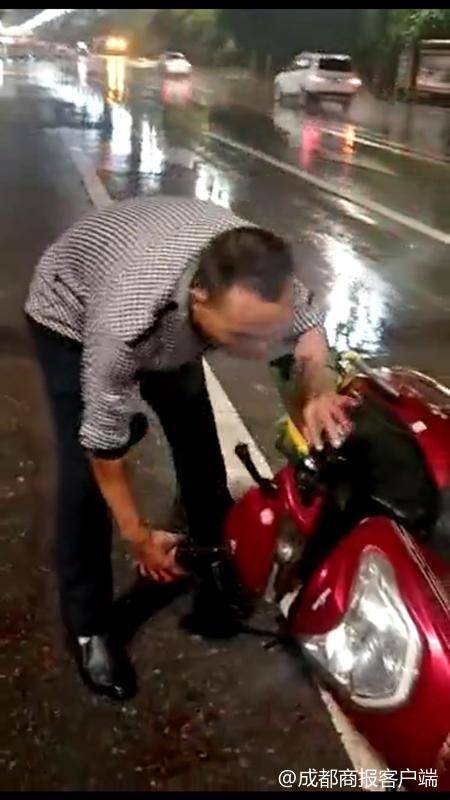 农民大叔追尾后被逼下跪道歉?目击者还原事发经过
