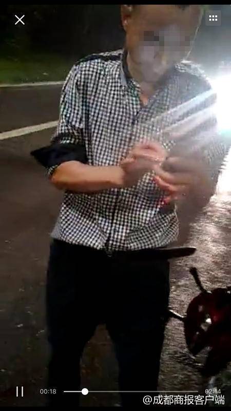 农民大叔追尾后被逼下跪道歉?目击者还原事发经过