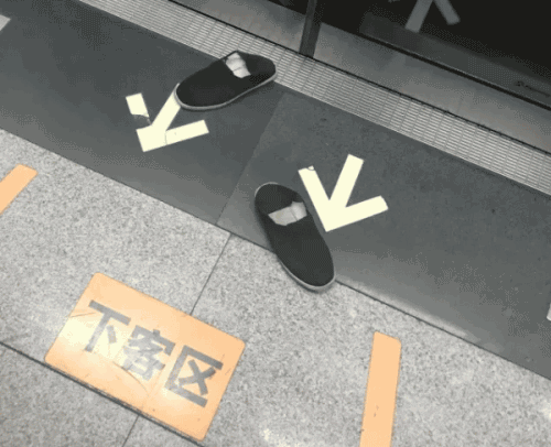 男子地铁横躺座椅乘客把鞋踢出车厢 网友：干的漂亮