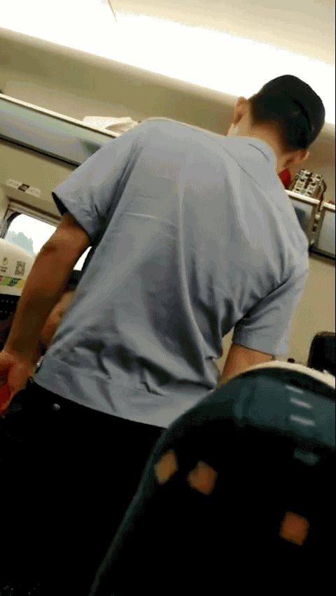 女子动车上大声聊微信怼乘客:我花钱坐车你管我？