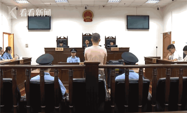 厨师与人争执后大闹后厨 挥菜刀砍断劝架人手指