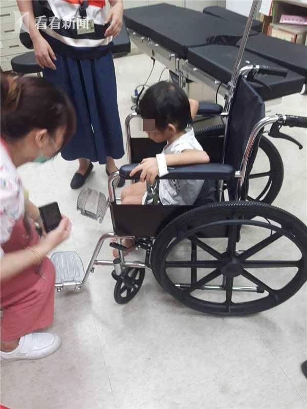 男童遭父亲虐待绑阳台：饿到抓粪便吃6.jpg