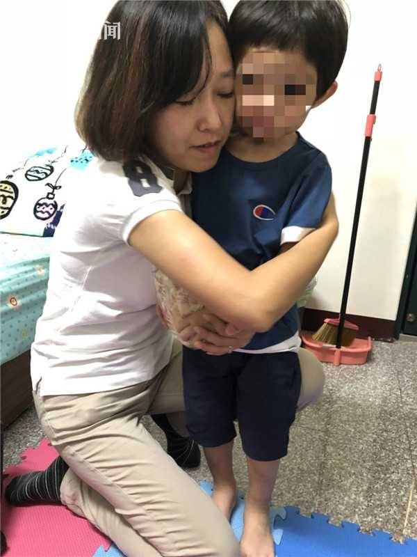 男童遭父亲虐待绑阳台：饿到抓粪便吃5.jpg