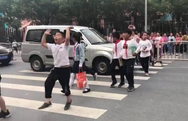 郑州一私家车斑马线顶着孩子闯行 交警介入