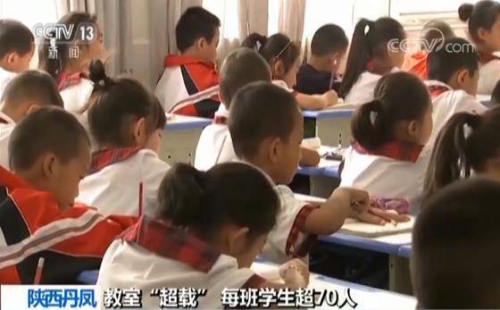 教室“超载”每班学生超70人 教室拥挤部分学生没地儿坐