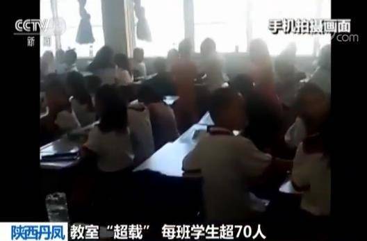 教室“超载”每班学生超70人 教室拥挤部分学生没地儿坐