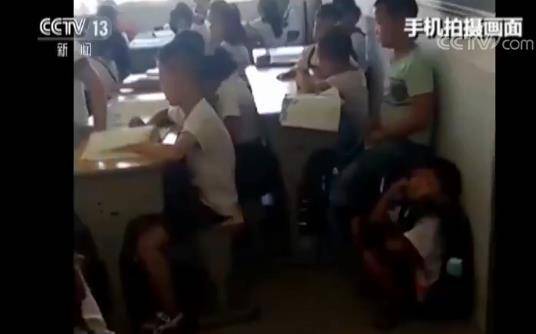 教室“超载”每班学生超70人 教室拥挤部分学生没地儿坐
