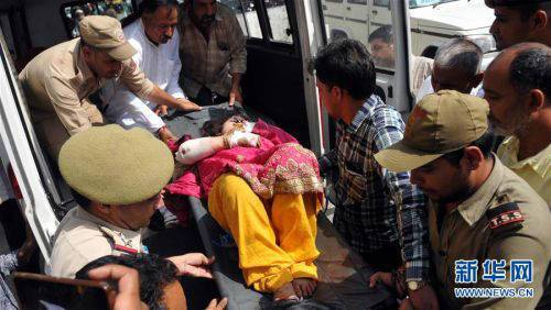 印控克什米尔地区发生客车坠谷 现场找到15具遗体
