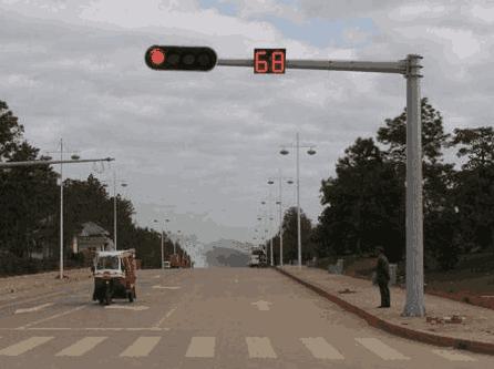 红灯右转也扣分？女司机：两次一本驾照直接就没了