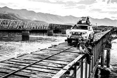 8月21日，吴郁通过微博称通过了Vitim大桥，并配发了图片，他们此后的行程因库安达河受阻
