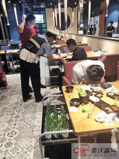 10年未见同学聚会 喝酒喝到店家报警：两人醉瘫了