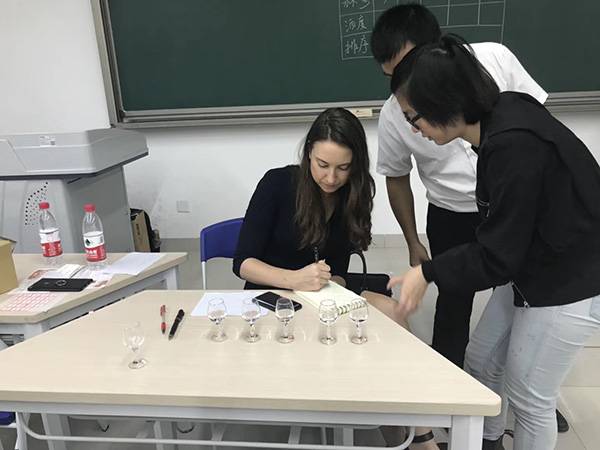 白酒学院学生：禁辛辣食物 男生不抽烟女生不化妆