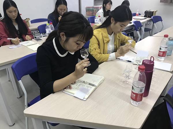 白酒学院学生：禁辛辣食物 男生不抽烟女生不化妆