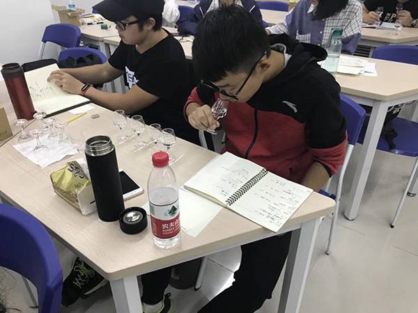 白酒学院学生：禁辛辣食物 男生不抽烟女生不化妆