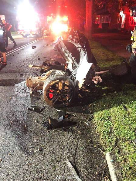 据当地警方称，Tang所驾驶的汽车失控撞在一棵树上，车辆当场裂成两半，Tang本人被宣布当场去世。