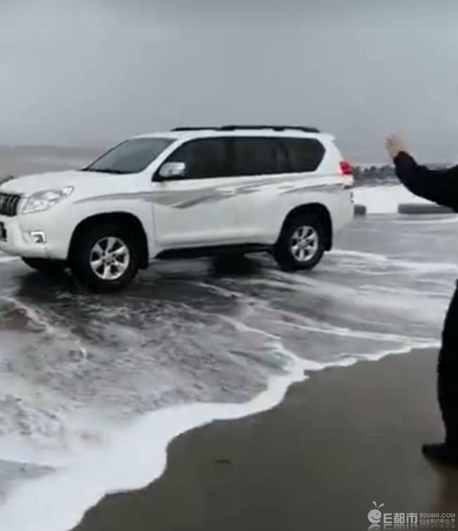 开车带家人到海边看台风！民警迎着巨浪劝阻