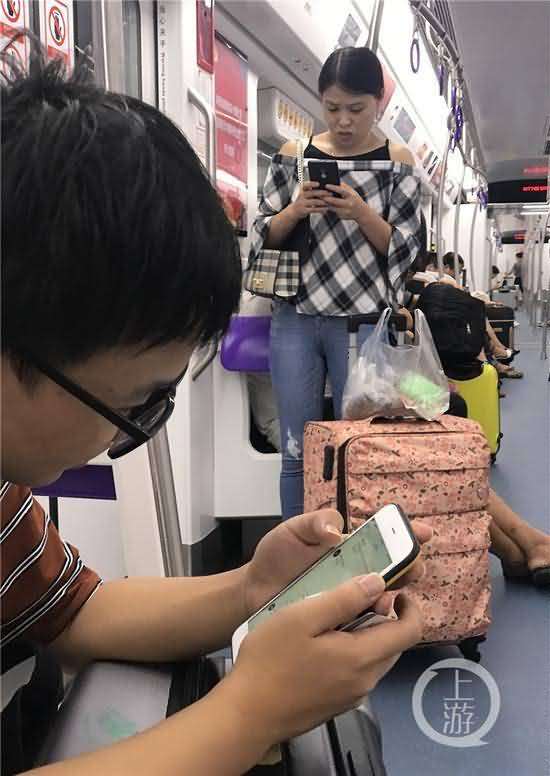 女子每天玩手机玩到流眼泪 no.2