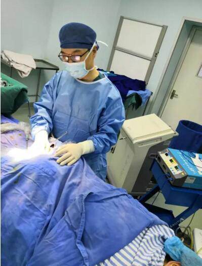 杨琴燕正在手术