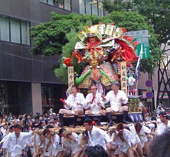 日本光屁股节：男男女女不穿裤子光屁股满街跑