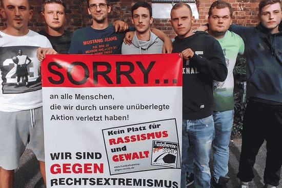 德国7名球员公开行纳粹礼！被俱乐部开除后道歉