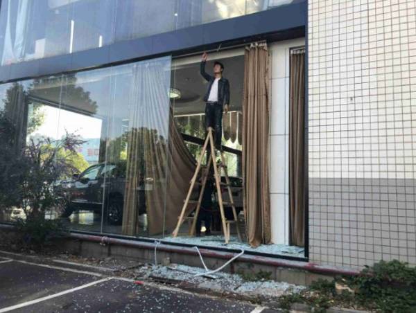 因有纠纷 女子驾车冲撞4S店停车坪致8车受损