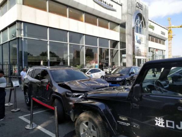 因有纠纷 女子驾车冲撞4S店停车坪致8车受损
