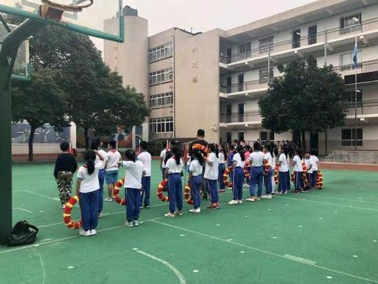 长沙60余小学生被要求集体跪地 学校:解聘涉事老师